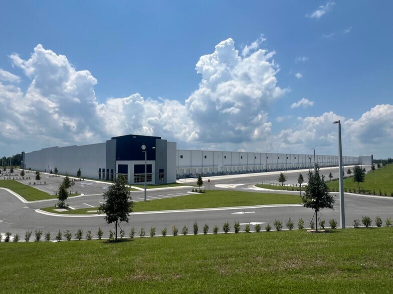 7453 Republic Dr, Groveland, FL à vendre - Photo de l’immeuble – Image 2 sur 12