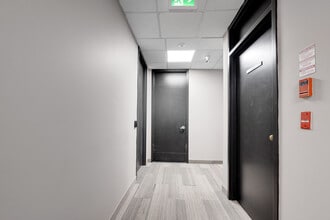 700 Dorval Dr, Oakville, ON à louer Photo intérieure– Image 2 sur 9