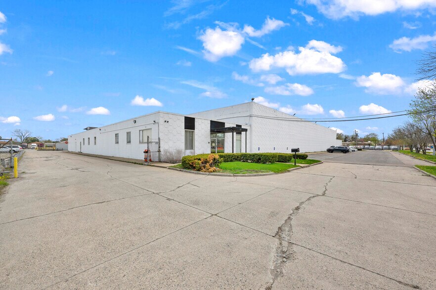 2727 S Beech Daly Rd, Dearborn Heights, MI à louer - Photo de l’immeuble – Image 1 sur 60