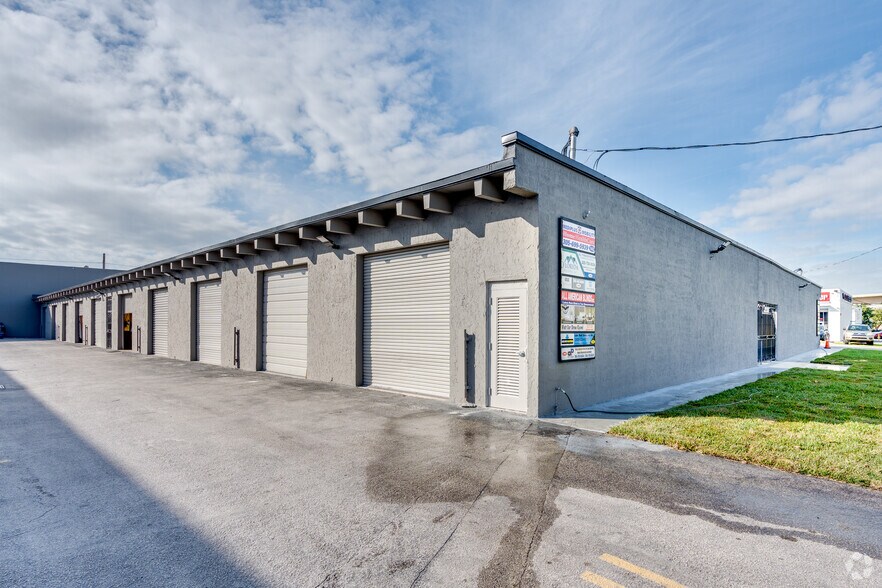 7440-7458 NW 8th St, Miami, FL à louer - Photo de l’immeuble – Image 3 sur 6