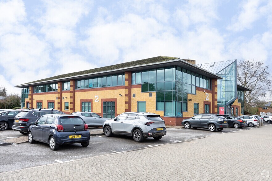 Albert Dr, Woking à louer - Photo de l’immeuble – Image 2 sur 2