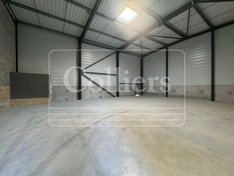 Local d’activités dans Signes à louer - Photo intérieure – Image 2 sur 3