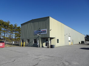 216 Cardevco Rd, Ottawa, ON à louer Photo de l’immeuble– Image 1 sur 9