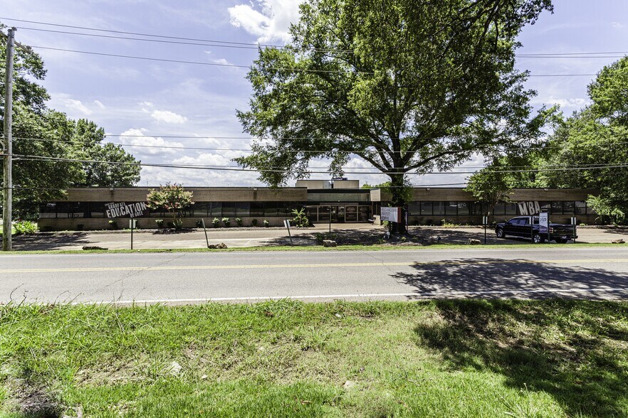 5565 Shelby Oaks Dr, Memphis, TN à vendre - Photo de l’immeuble – Image 2 sur 37