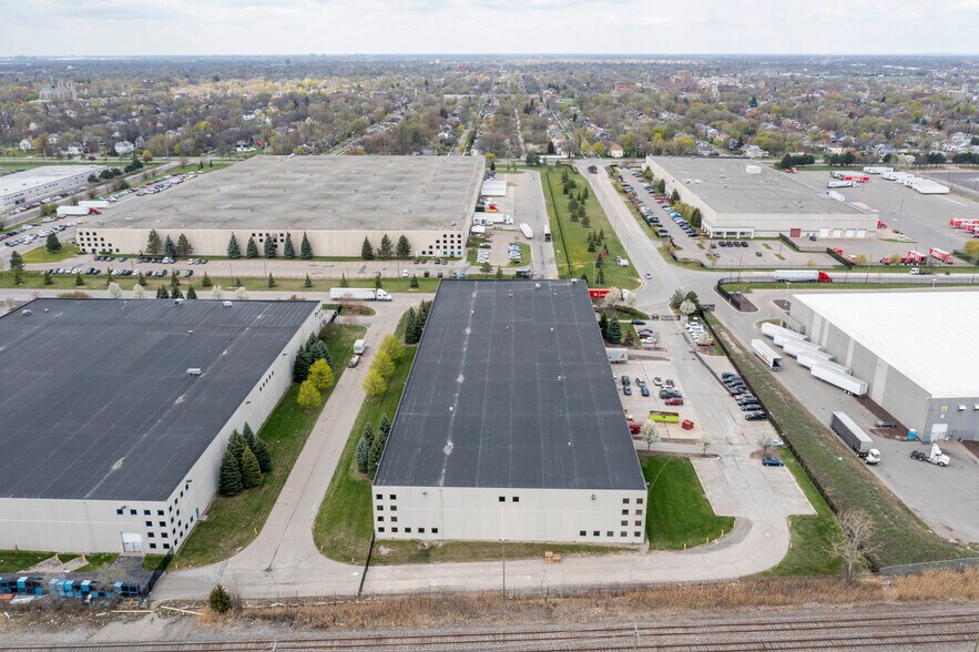 12225 Oakland Park Boulevard, Highland Park, MI à louer - Photo de l’immeuble – Image 2 sur 12
