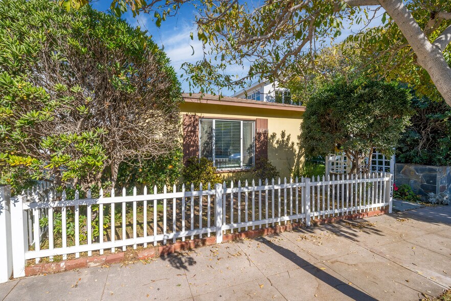 1115 Ocean Ave, Seal Beach, CA à vendre - Photo de l’immeuble – Image 2 sur 32