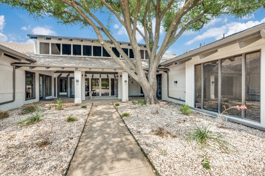 1725 Cimarron Trl, Hurst, TX à louer - Photo de l’immeuble – Image 2 sur 21
