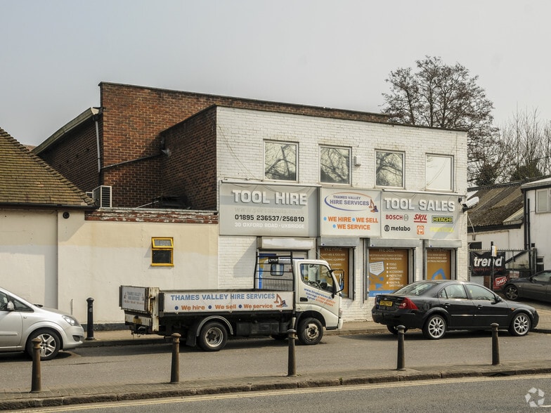 30 Oxford Rd, Uxbridge à louer - Photo de l’immeuble – Image 2 sur 2