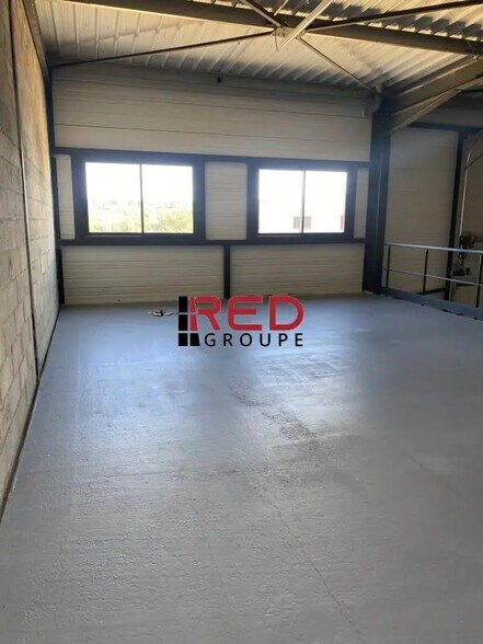 Industriel/Logistique dans Signes à vendre - Photo de l’immeuble – Image 1 sur 5