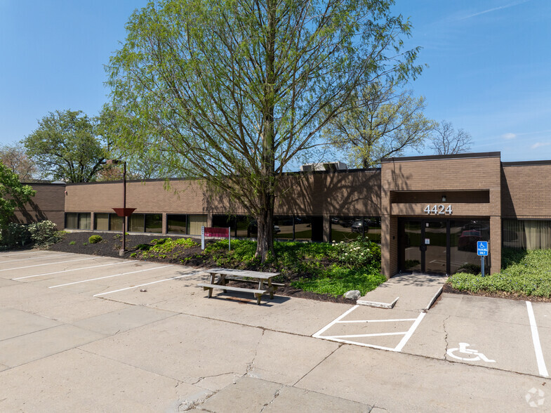 4420-4424 Carver Woods Dr, Blue Ash, OH à vendre - Photo de l’immeuble – Image 3 sur 8