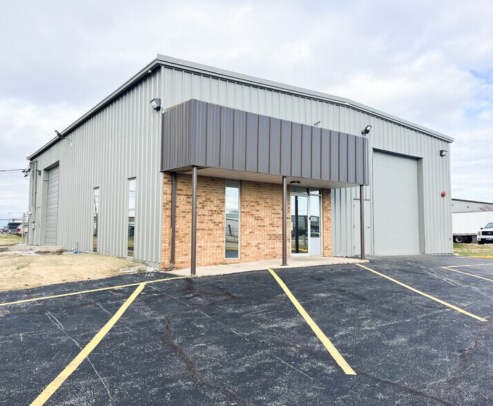 2465 E Jean St, Springfield, MO à louer - Photo de l’immeuble – Image 1 sur 12