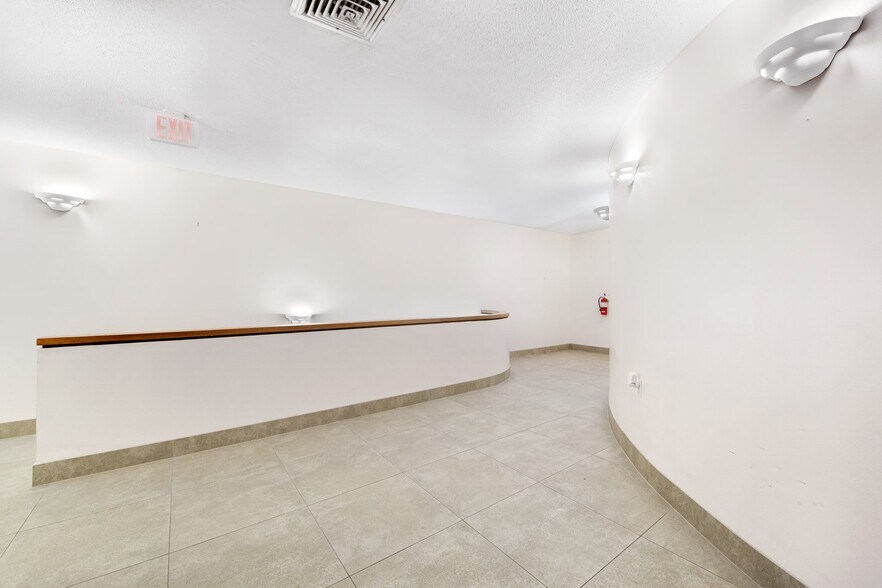 3067-3071 E Commercial Blvd, Fort Lauderdale, FL à vendre - Photo intérieure – Image 3 sur 36