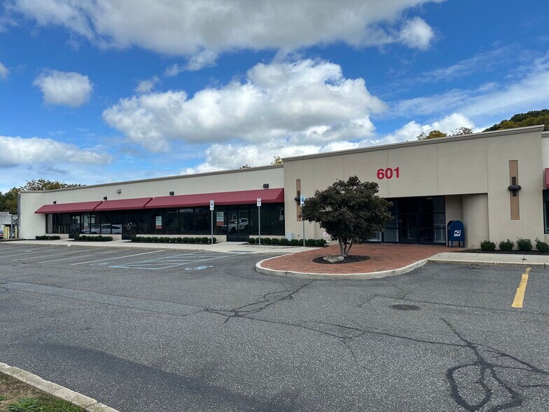 601 Veterans Memorial Hwy, Hauppauge, NY à louer - Photo de l’immeuble – Image 2 sur 6