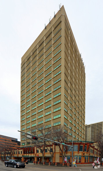 8215 112th St NW, Edmonton, AB à louer - Photo de l’immeuble – Image 1 sur 4