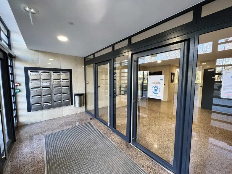 Bureau dans Évry-Courcouronnes à louer - Photo de l’immeuble – Image 3 sur 4