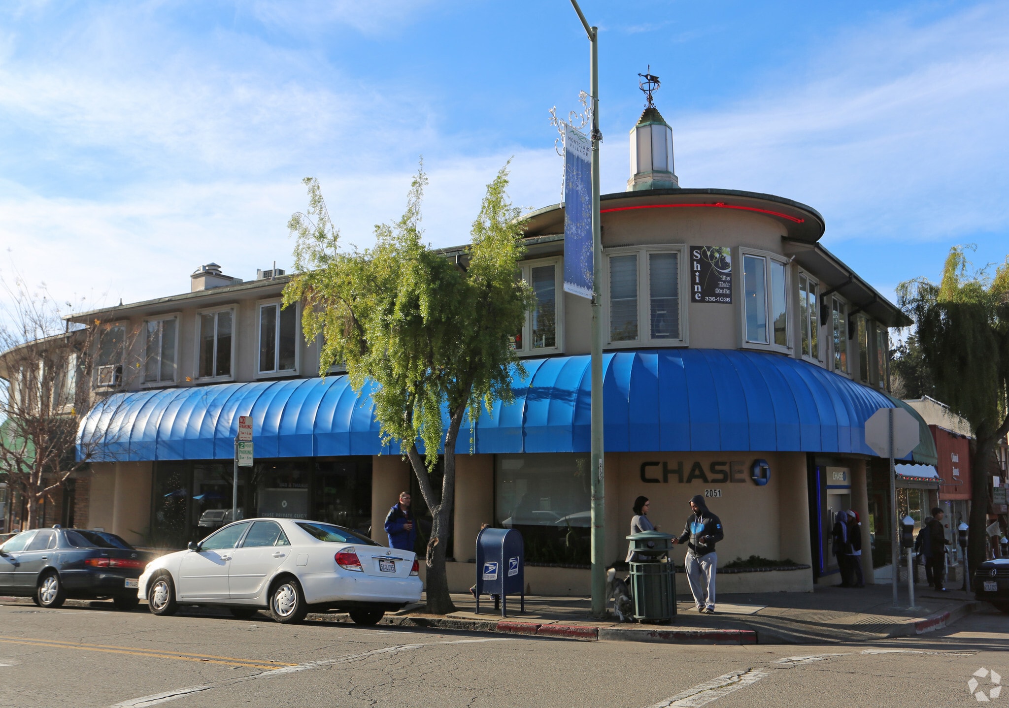 2051-2063 Mountain Blvd, Oakland, CA à louer Photo de l’immeuble– Image 1 sur 2