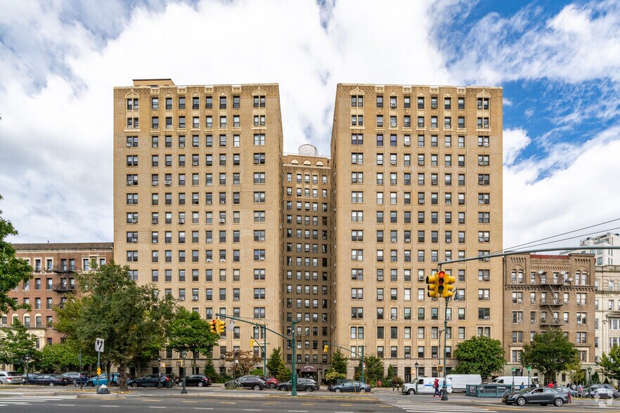 135 Eastern Pkwy, Brooklyn, NY à louer - Photo principale – Image 1 sur 21