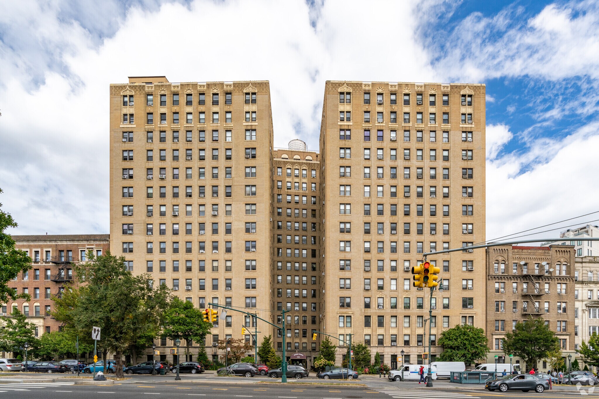 135 Eastern Pkwy, Brooklyn, NY à louer Photo principale– Image 1 sur 22