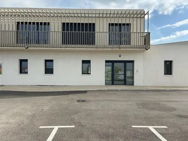 841 Route De Saint-Chamas, LANÇON-PROVENCE à louer - Photo de l’immeuble – Image 2 sur 3