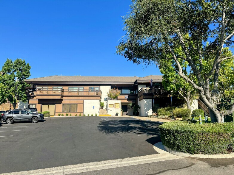 684-690 Alamo Pintado Rd, Solvang, CA à louer - Photo de l’immeuble – Image 1 sur 5