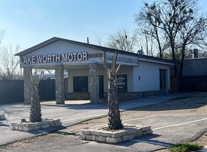 5715 Azle Ave, Fort Worth, TX à louer - Photo de l’immeuble – Image 3 sur 12