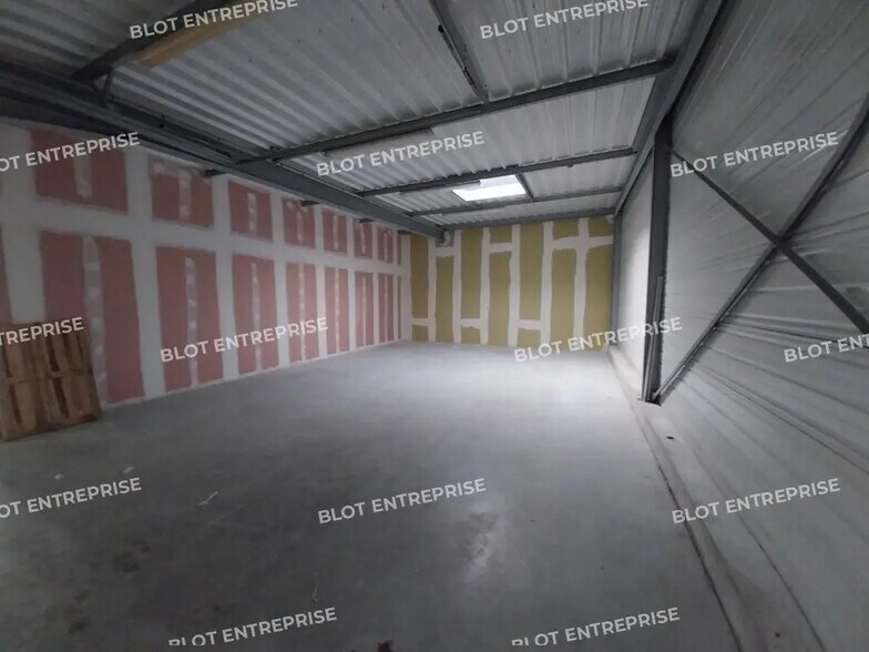 Local d’activités dans Bignan à louer - Photo de l’immeuble – Image 3 sur 4