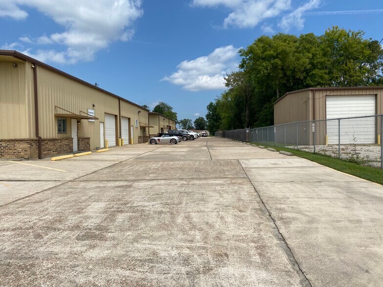 1930 W Cardinal Dr, Beaumont, TX à louer - Photo de l’immeuble – Image 3 sur 19