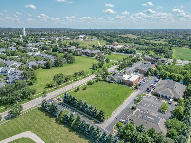 1056 104th St, Naperville, IL à vendre - Photo de l’immeuble – Image 3 sur 11