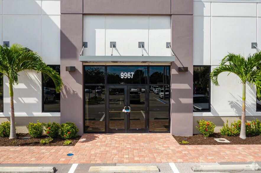 9967 Triangle Blvd, Naples, FL à vendre - Photo de l’immeuble – Image 3 sur 11