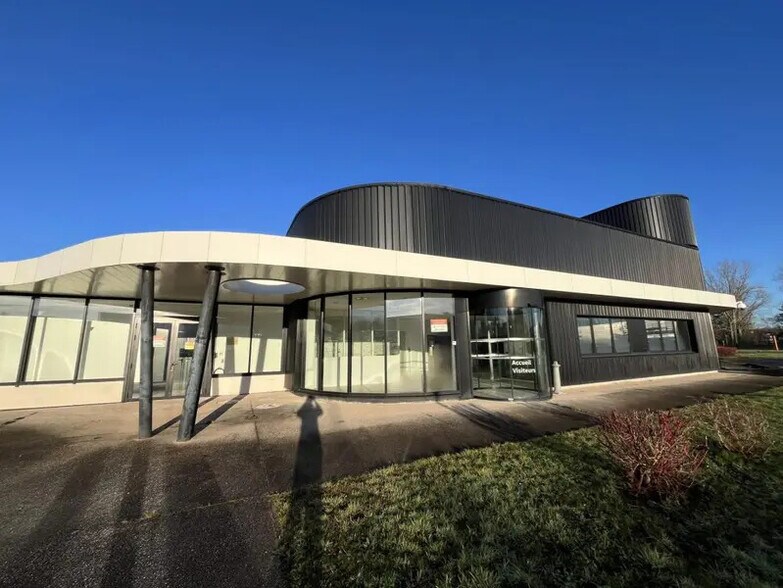 Industriel/Logistique dans Élancourt à louer - Photo de l’immeuble – Image 1 sur 11