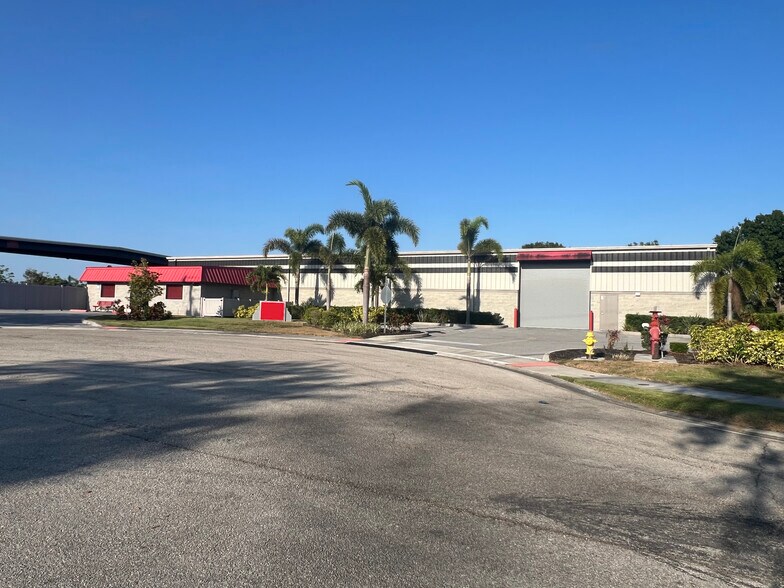 7107 24th Ct E, Sarasota, FL à vendre - Photo de l’immeuble – Image 2 sur 10