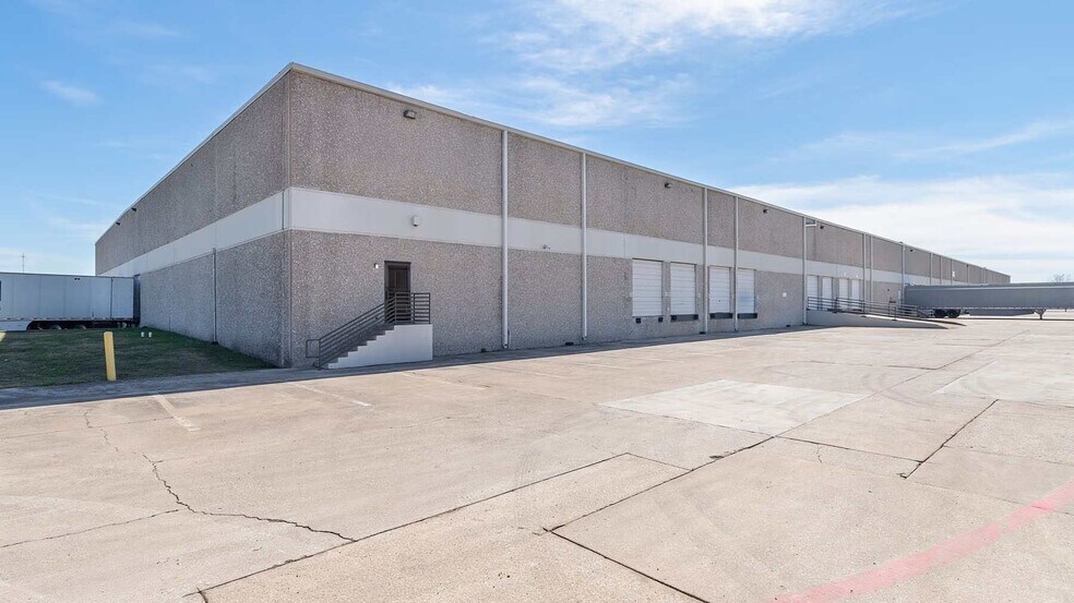 1701 Vantage Dr, Carrollton, TX à louer - Photo de l’immeuble – Image 2 sur 5