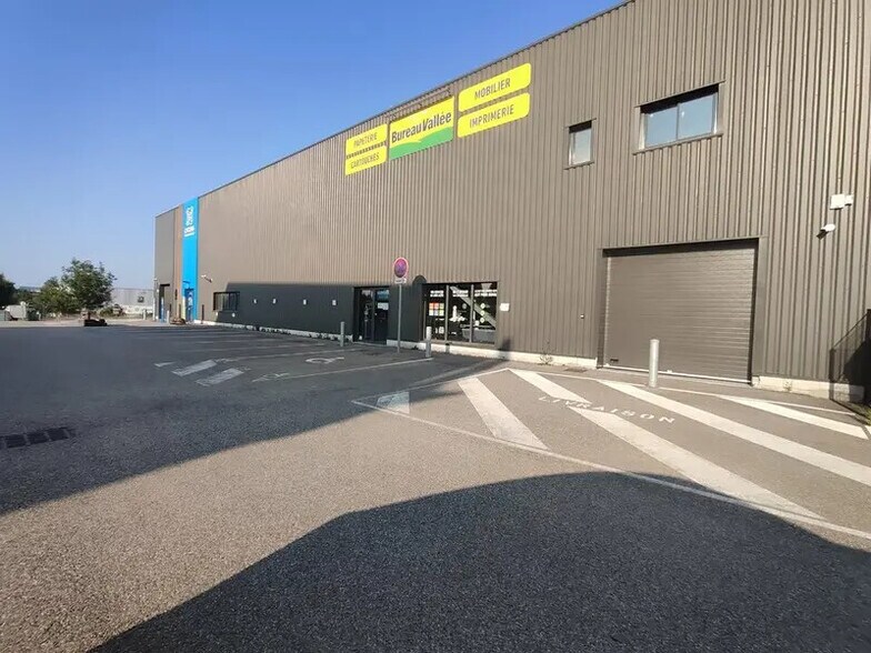 Local commercial dans Bourgoin-Jallieu à louer - Photo de l’immeuble – Image 3 sur 4