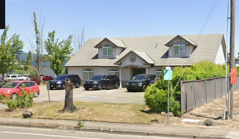 2053 Laura St, Springfield, OR à louer Photo de l’immeuble– Image 1 sur 17