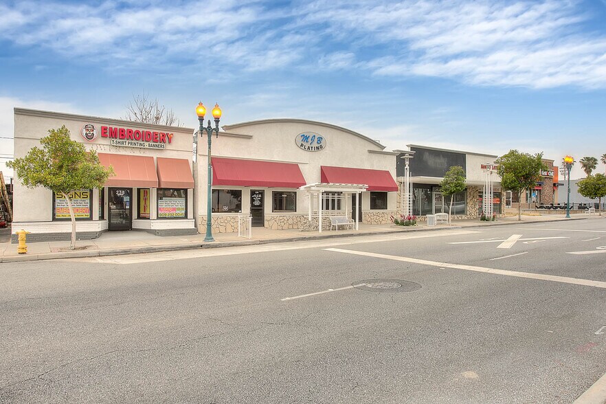 236 S Riverside Ave, Rialto, CA à vendre - Photo de l’immeuble – Image 1 sur 8