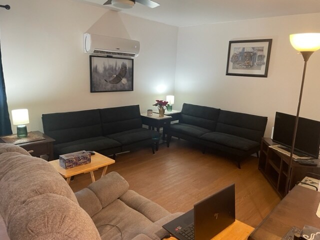 528 Curry Ave, Illiopolis, IL à vendre - Photo intérieure – Image 2 sur 4