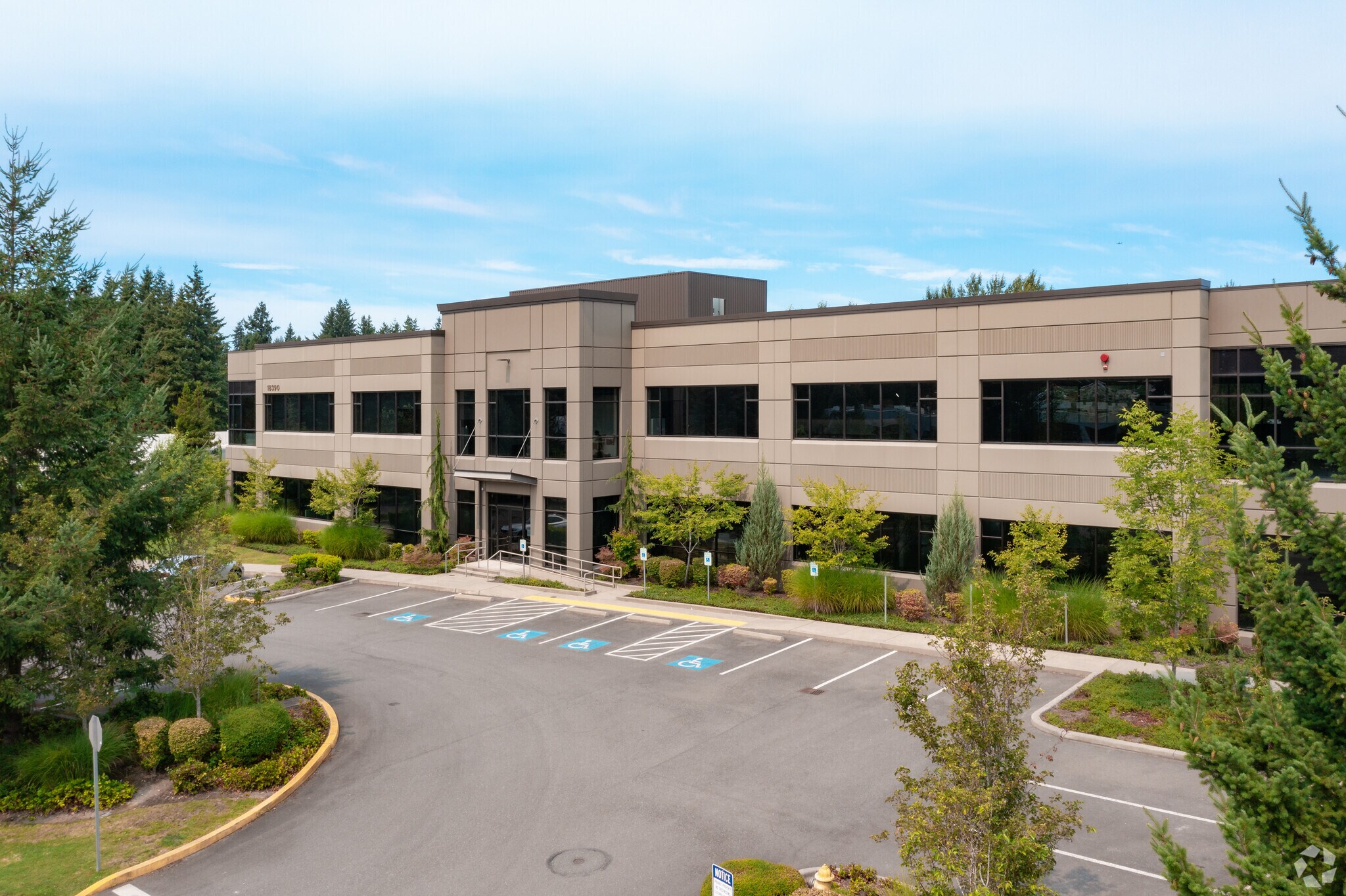 18390 NE 68th St, Redmond, WA à louer Photo principale– Image 1 sur 15