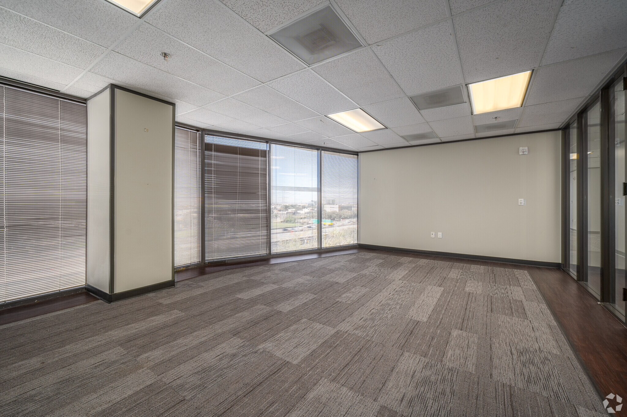 333 N Sam Houston Pky E, Houston, TX à louer Photo intérieure– Image 1 sur 7