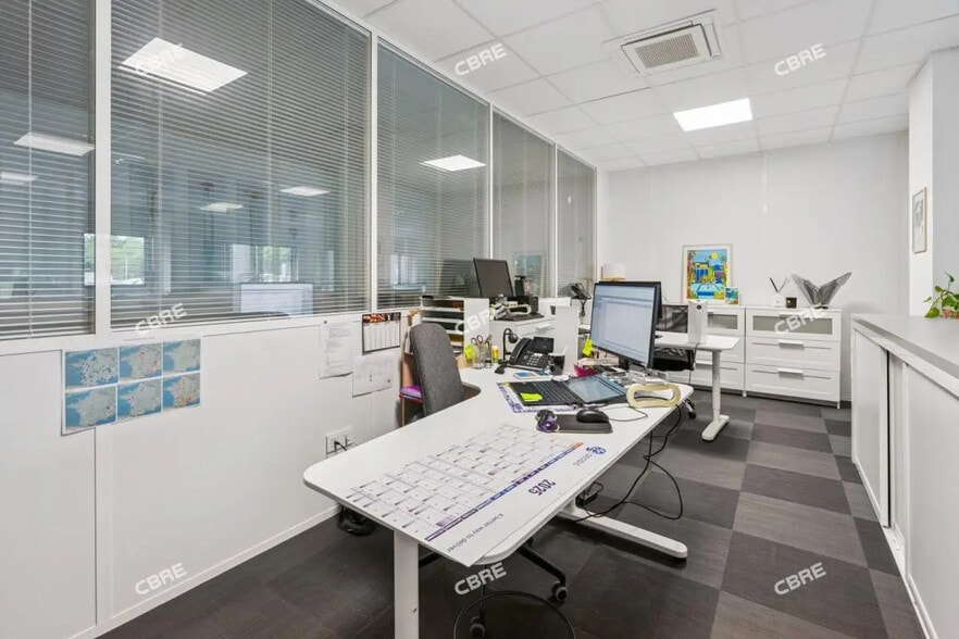 Bureau dans Saint-Aubin-de-Médoc à vendre - Photo de l’immeuble – Image 3 sur 13