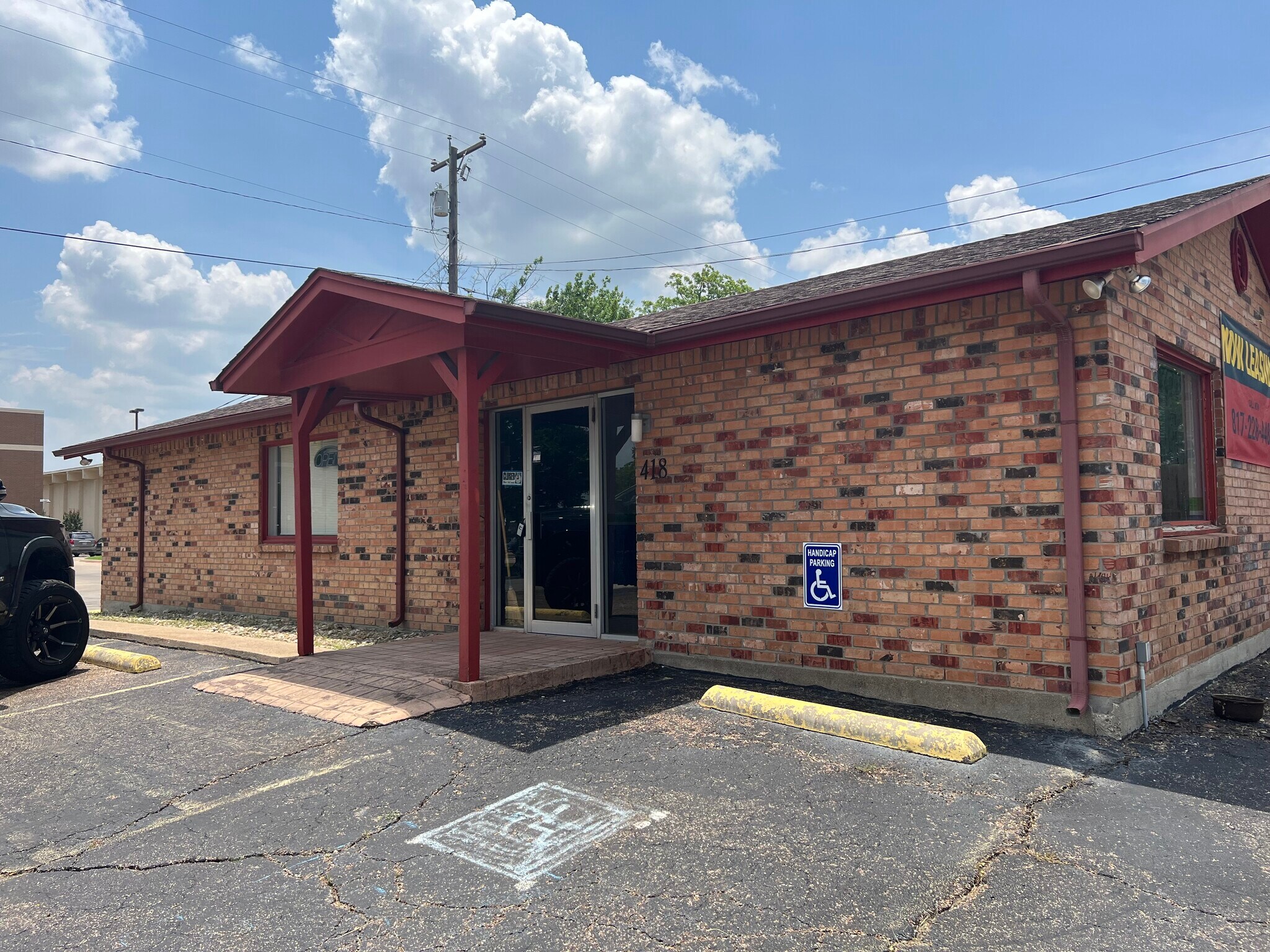 418 W Chambers St, Cleburne, TX à vendre Photo de l’immeuble– Image 1 sur 11