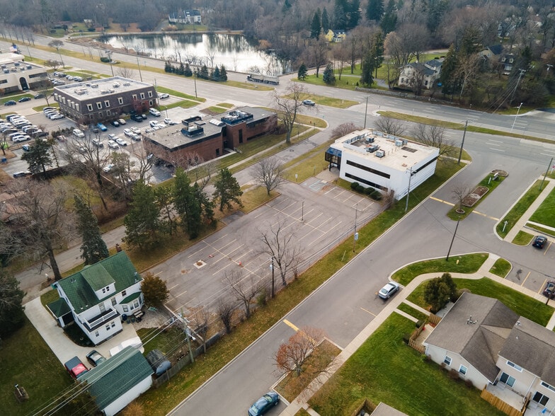 44060 Woodward Ave, Bloomfield Hills, MI à louer - Aérien – Image 2 sur 24