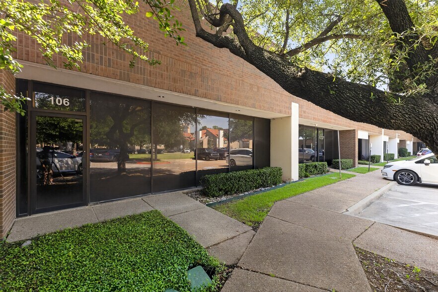 7920 Elmbrook Dr, Dallas, TX à louer - Photo de l’immeuble – Image 2 sur 16