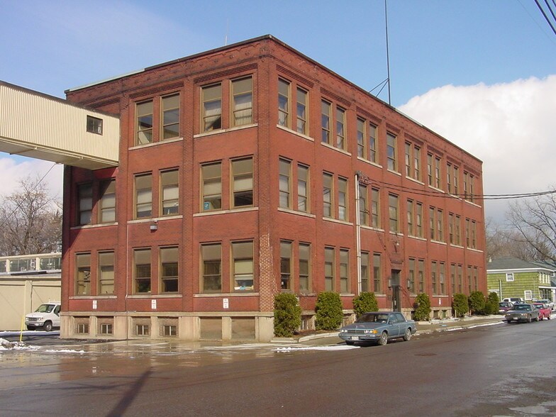 26 Harvester Ave, Batavia, NY à louer - Photo principale – Image 1 sur 10
