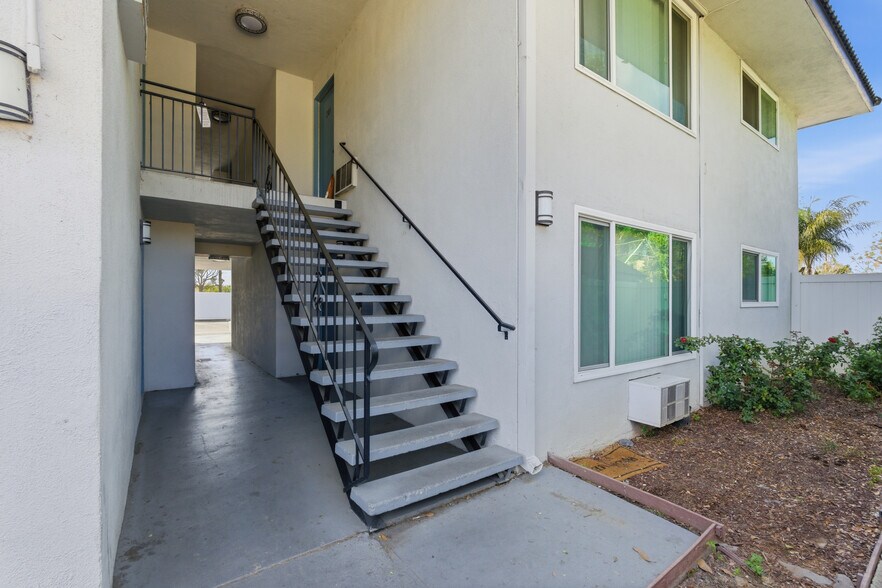 1015 E Ohio Ave, Escondido, CA à vendre - Photo de l’immeuble – Image 3 sur 13