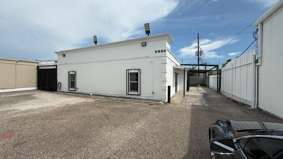 5901 Schumacher Ln, Houston, TX à louer - Photo de l’immeuble – Image 1 sur 23