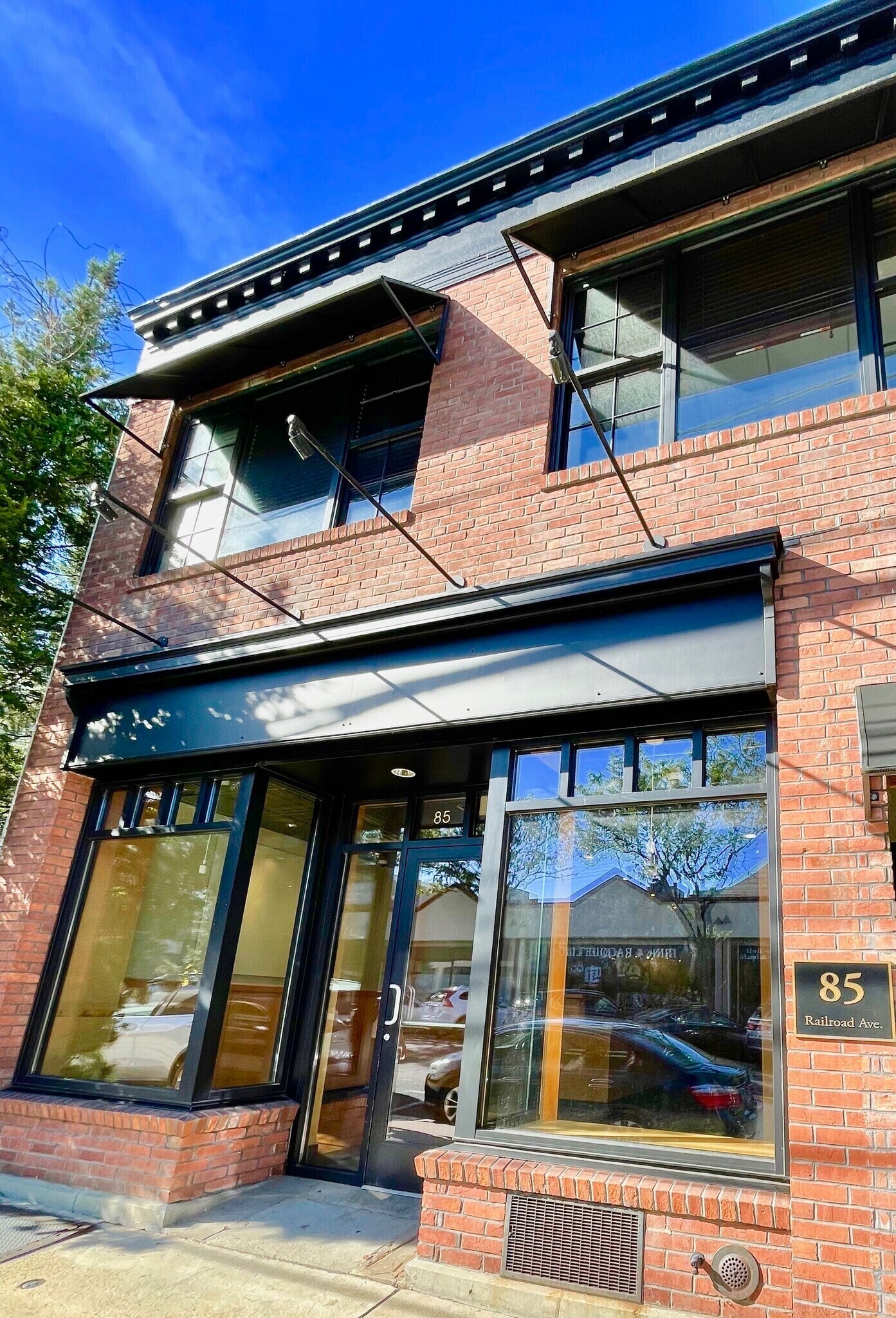 85 Railroad Ave, Greenwich, CT à louer Photo de l’immeuble– Image 1 sur 3