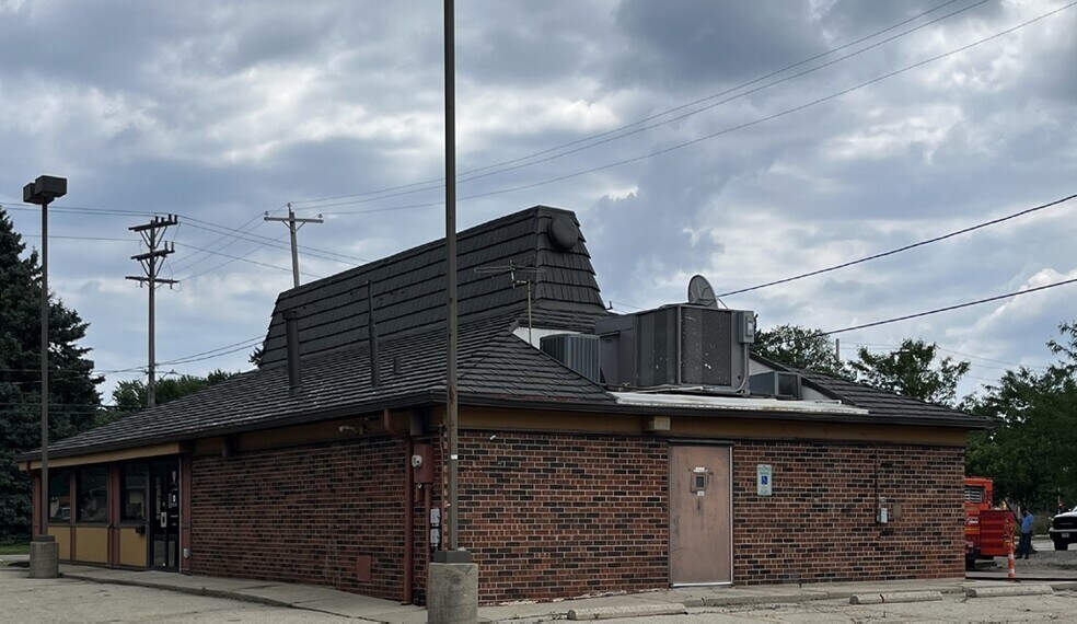124 N Chicago Ave, South Milwaukee, WI à vendre - Photo de l’immeuble – Image 2 sur 11