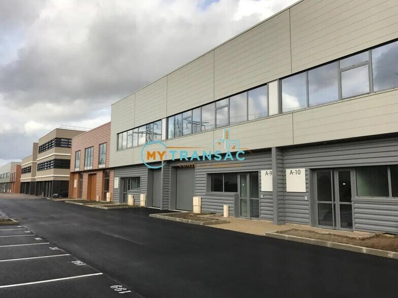 Local d’activités dans Bussy-Saint-Martin à louer - Photo de l’immeuble – Image 3 sur 4