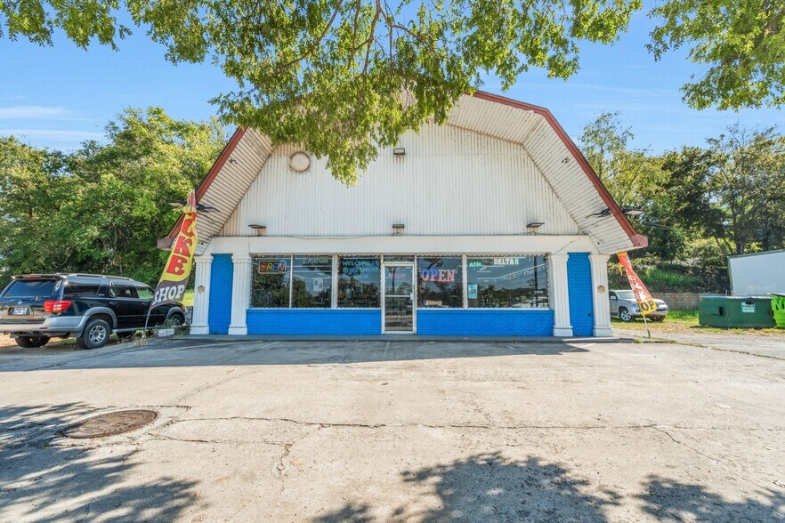 211 N Riverside Dr, Clarksville, TN à vendre - Photo principale – Image 1 sur 31