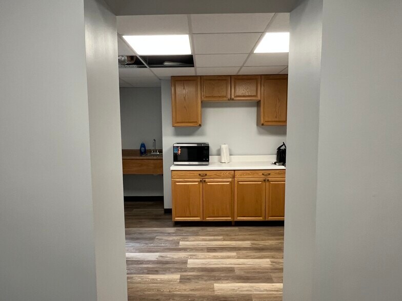3570 Executive Dr, Uniontown, OH à louer - Photo de l’immeuble – Image 3 sur 10